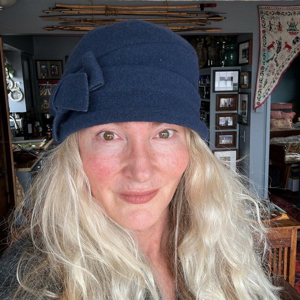 Parkhurst wool 1920s style stretchy hat w bow. Amazing jewel toned blue color